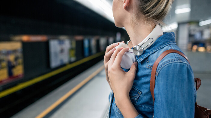 Junge Frau am Bahnhof