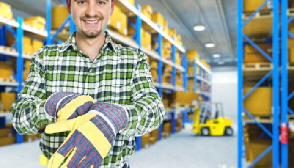 Arbeiter steht in einer Lagerhalle