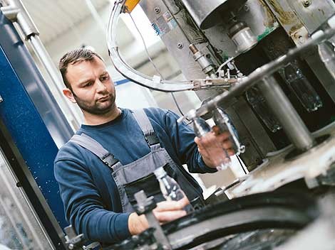 Arbeiter in einem Industriebetrieb bei der Arbeit © duskojovic, Fotolia.com Arbeiter am Fließband kontrolliert Plastikflasche © duskojovic, Fotolia.com