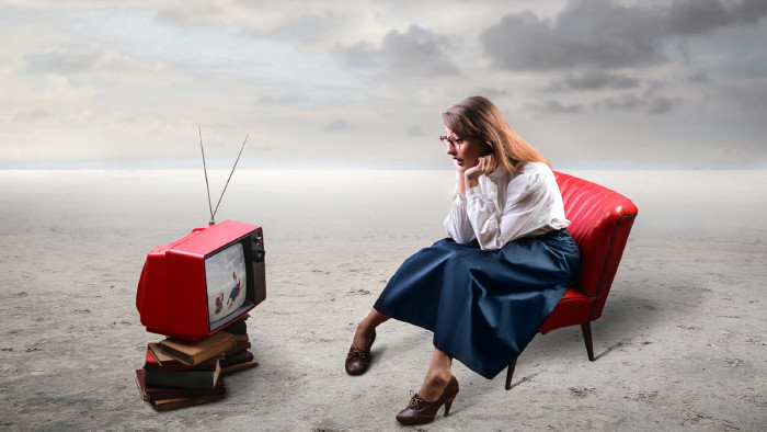 © Olly, stock.adobe.com Frau schaut auf einem Fernseher mit Antenne fern © Olly, stock.adobe.com