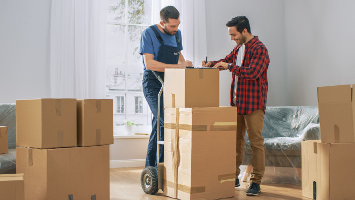 © Gorodenkoff, stock.adobe.com Eine neue Wohnung macht viel Arbeit - jede Menge Umzugskartons