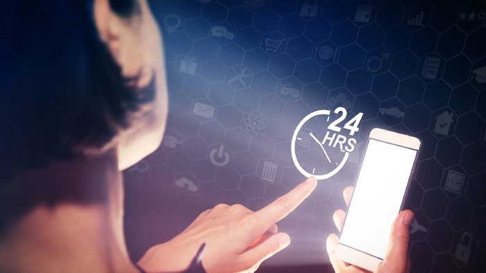 © svetazi, stock.adobe.com Junge Frau mit Handy © svetazi, stock.adobe.com