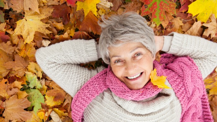 © drubig-photo, stock.adobe.com Pensionistin im Herbstlaub