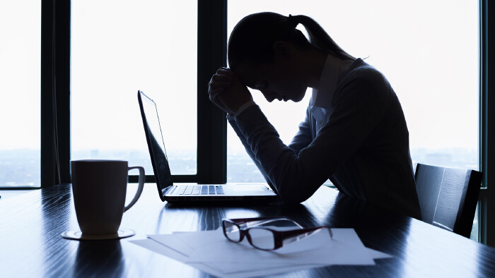 © kieferpix, stock.adobe.com Junge Frau im Büro hat Stress