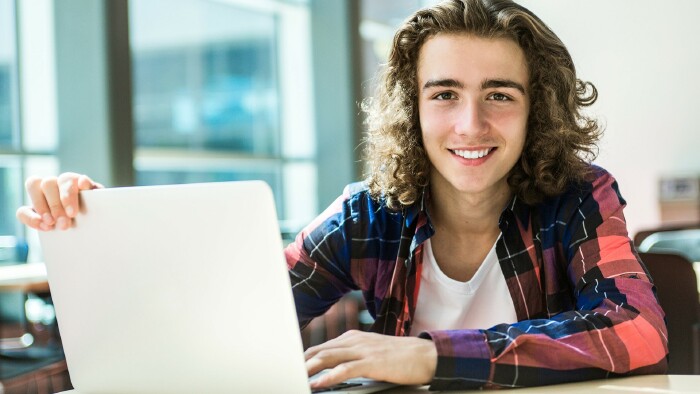 © pololia, stock.adobe.com Ein junger, gutaussehender Student an der Fachhochschule.