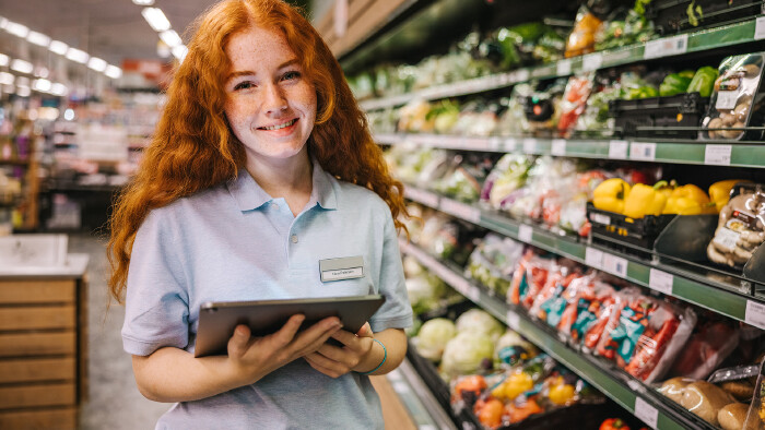 Junge Verkäuferin im Supermarkt