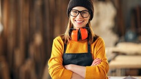 Junge Tischlerin in der Werkstatt