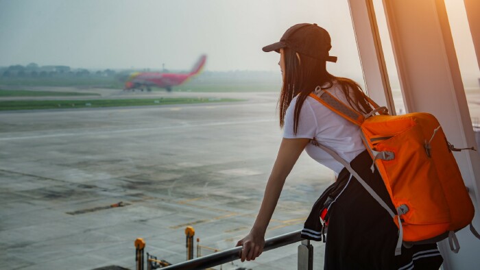 Junge Frau am Flughafen