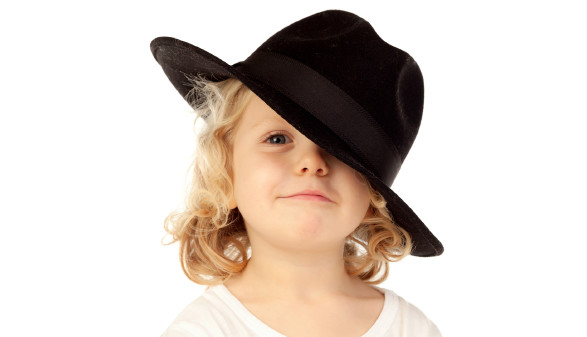 Kleines Kind mit großem Hut © Gelpi, stock.adobe.com