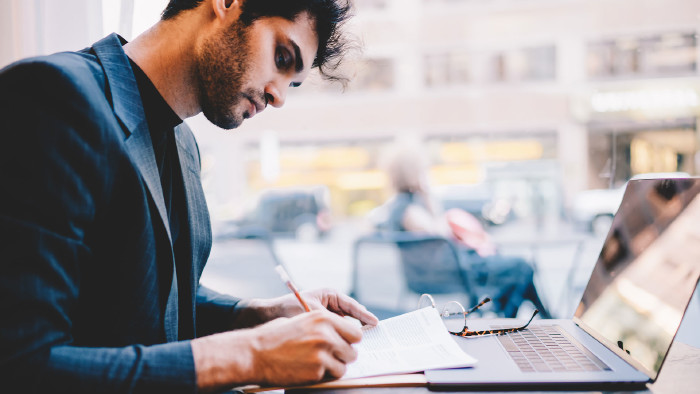 © BullRun, stock.adobe.com Junger Mann arbeitet vor seinem Laptop © BullRun, stock.adobe.com