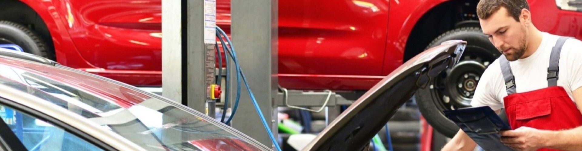 Junger Mechaniker bei der Arbeit