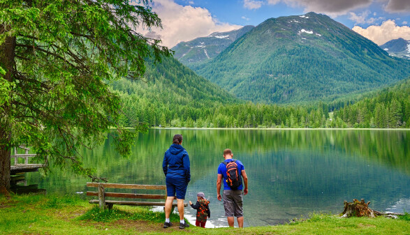 Familie beim Wanderurlaub am See