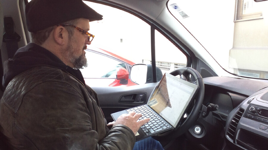 Fahrer mit Laptop im Auto