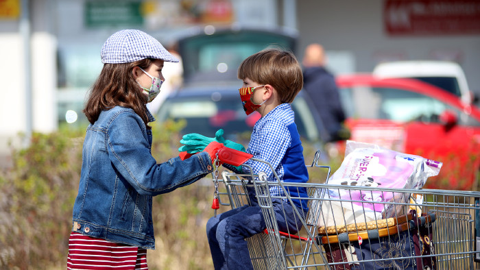 Ein Mädchen geht mit ihrem Bruder mit Mundschutz einkaufen © Anke Thomass, stock.adobe.com