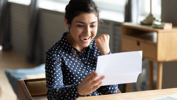 Junge Arbeitnehmerin freut sich ©  fizkes, stock.adobe.com