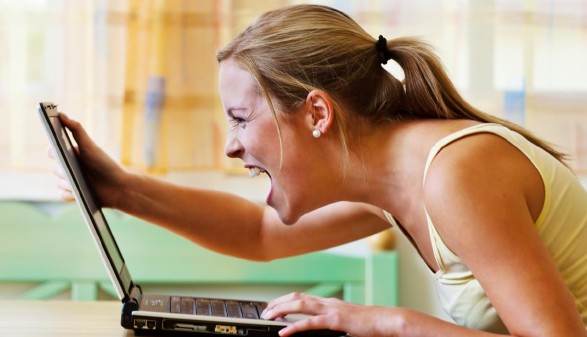 Junge Frau schreit Computer an © Gina Sanders, stock.adobe.com