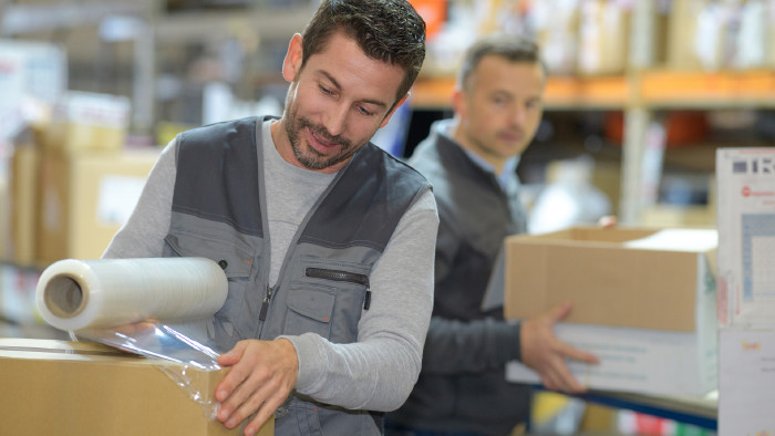 © auremar, stock.adobe.com Arbeiter verpackt ein Paket © auremar, stock.adobe.com