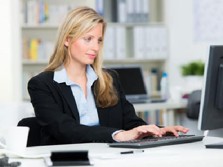 Frau mit Laptop