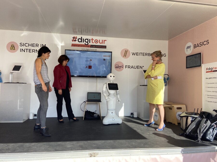 Schifteh Hashemi, Renate Anderl und Manuela Vollmann mit Roboter Pepper © AK Wien updown Der Alttext fehlt. Es muss mind. ein Copyright-Feld gesetzt sein. © AK Wien