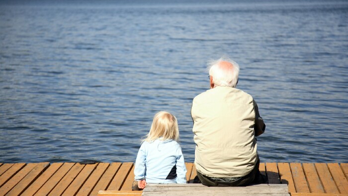 © MAK, stock.adobe.com Opa und Enkerl schauen auf den See