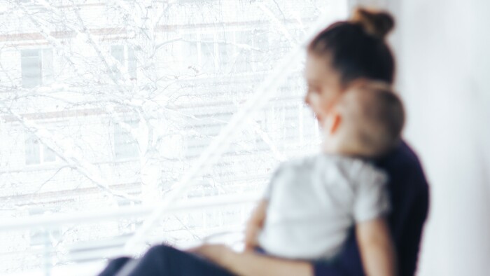 © Anastassiya, stock.adobe.com Mama mit Kleinkind