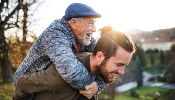 Älterer Vater und sein Sohn wandern in der Natur, haben Spaß