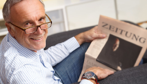 Älterer Mann mit Zeitung