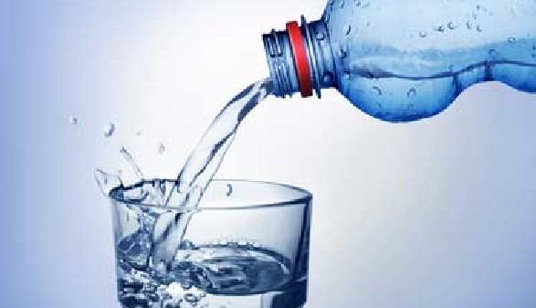 Ein Glas wird mit Wasser aus einer Plastikflasche befüllt. © kk-artworks, Fotolia.com