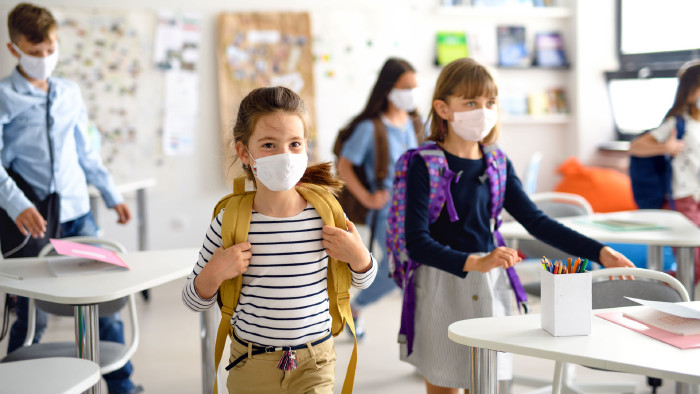 © Halfpoint, adobe.stock.com Schulkinder mit Masken © Halfpoint, adobe.stock.com