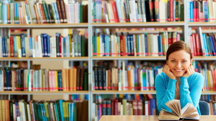 Studentin in der Bibliothek