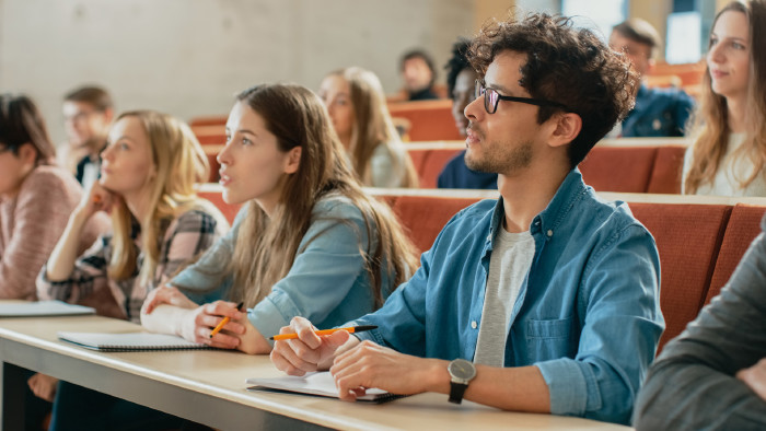 Studierende sitzen im Hörsaal