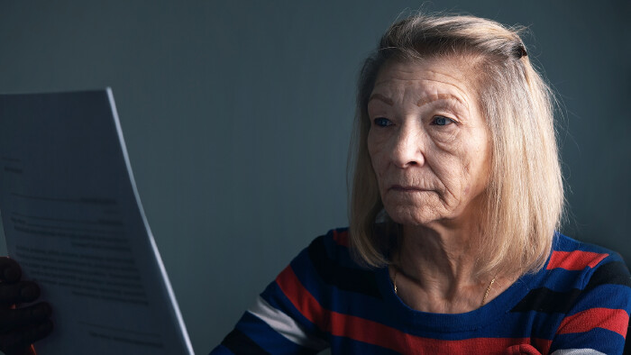 © CameraCraft, stock.adobe.com Ältere Dame blickt sorgenvoll