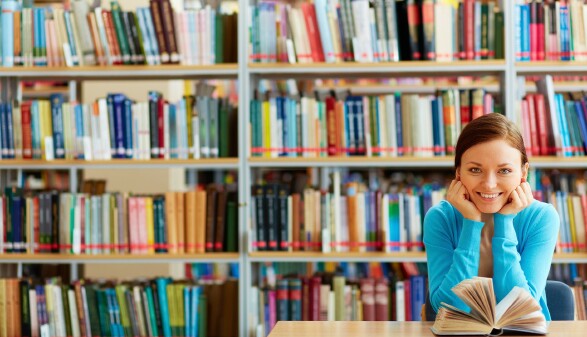 Studentin in der Bibliothek