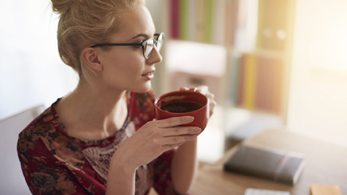 © gpointstudio, Fotolia.com Frau trinkt Kaffee