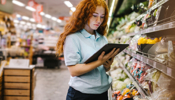 Junge Verkäuferin im Supermarkt