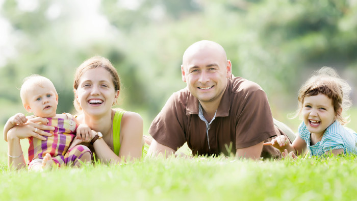 Familie liegt in Wiese