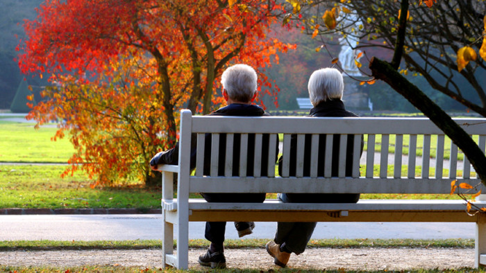 Pensionisten sitzen auf Parkbank