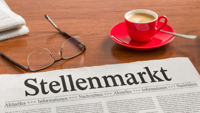 Zeitung auf Schreibtisch - Stellenmarkt © Zerbor, stock.adobe.com