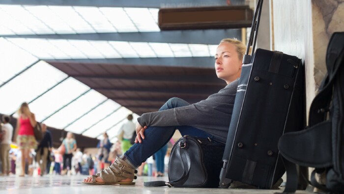 Reisende wartet auf den Zug