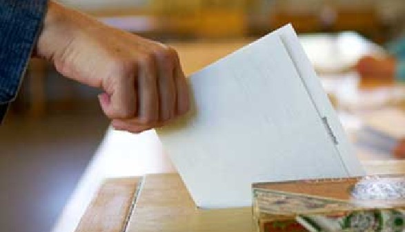 Stimmzettel wird abgegeben © Christian Schwier, Fotolia.com