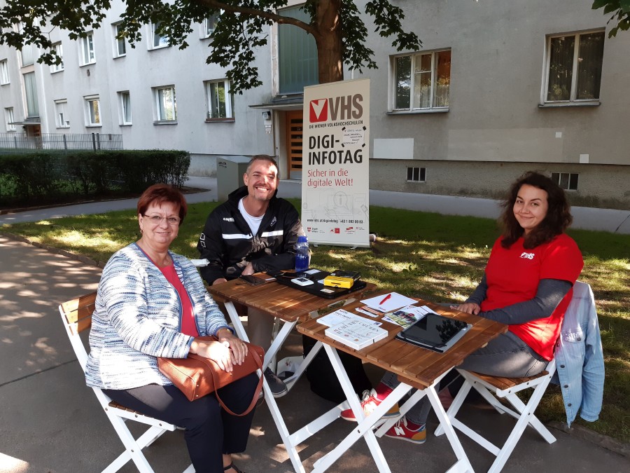 3 Menschen an einem Tisch beim mobilen Angebot der VHS im Gemeindebau © VHS 3 Menschen an einem Tisch beim mobilen Angebot der VHS im Gemeindebau © VHS