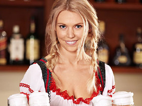 Kellnerin mit Bierkrügen in der Hand © Deklofenak, Fotolia.com