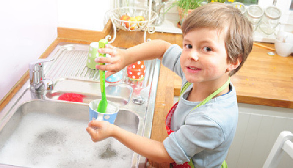 Junge, abwaschen, Küche © somenski, Fotolia.com
