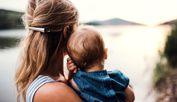 Alleinerziehende Mutter mit Kleinkind