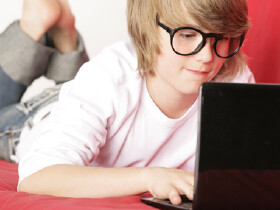 Ein Junge spielt am Laptop