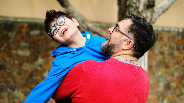 Papa spielt mit behindertem Sohn