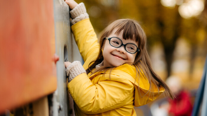© sushytska, stock.adobe.com Fröhliches Kind mit Down Syndrome