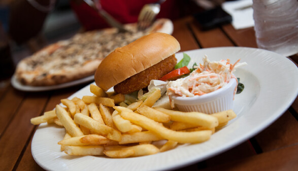 Burger und Pommes Frites © Christin Klose, stock.adobe.com