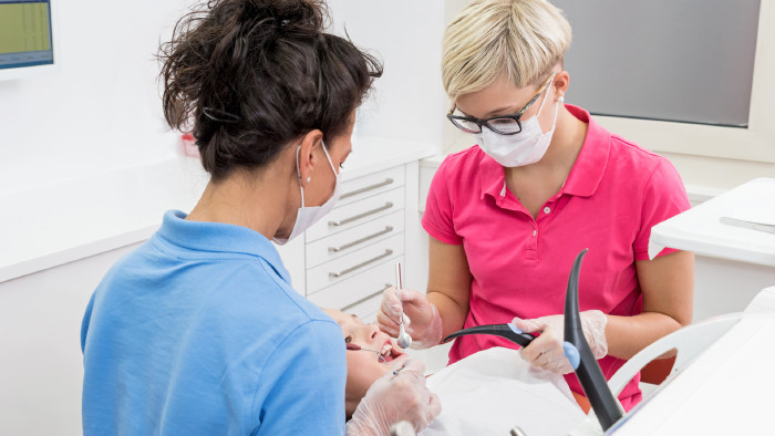 Zahnärztin und Assistentin während der Behandlung © coldwaterman, stock.adobe.com