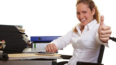Daumen hoch, Frau im Rollstuhl bei der Arbeit © Robert Kneschke, Fotolia